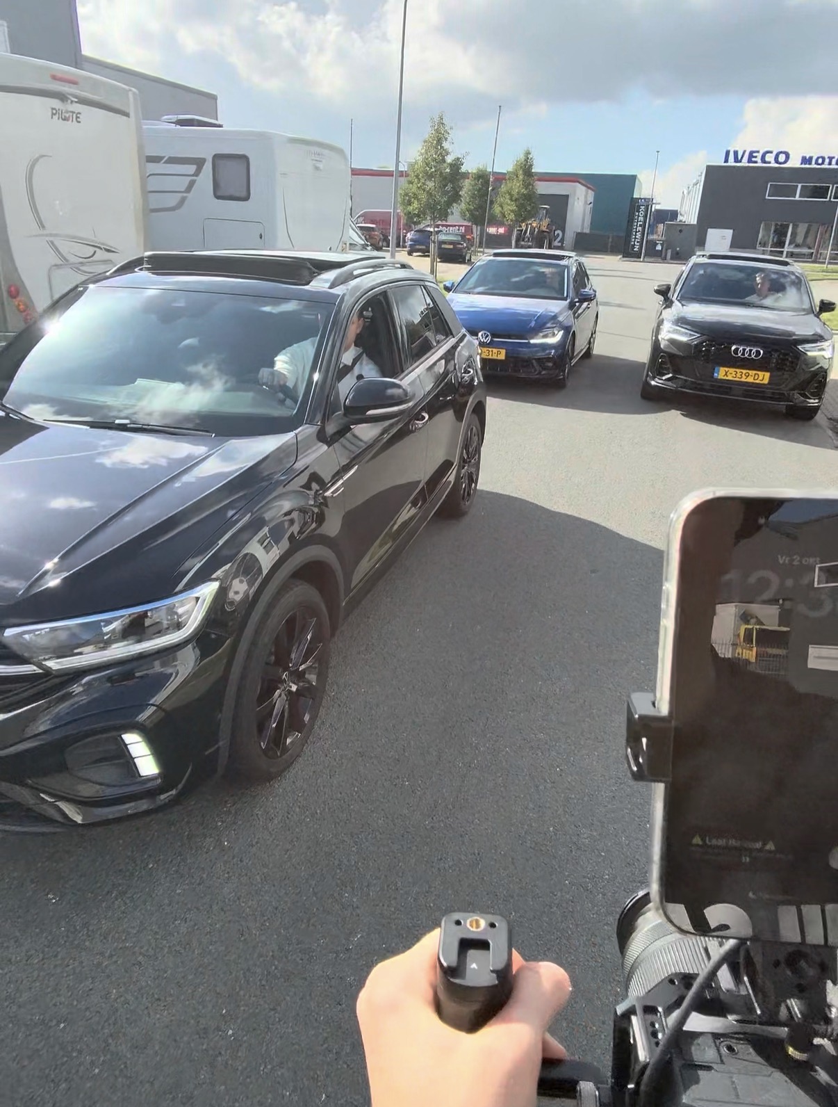 Auto's worden gefilmd tijdens een rit voor Lease Point