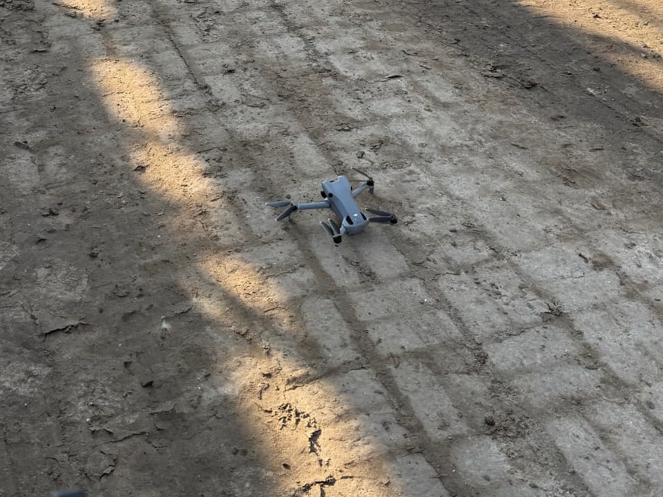 Drone klaar voor opnames op een bouwplaats