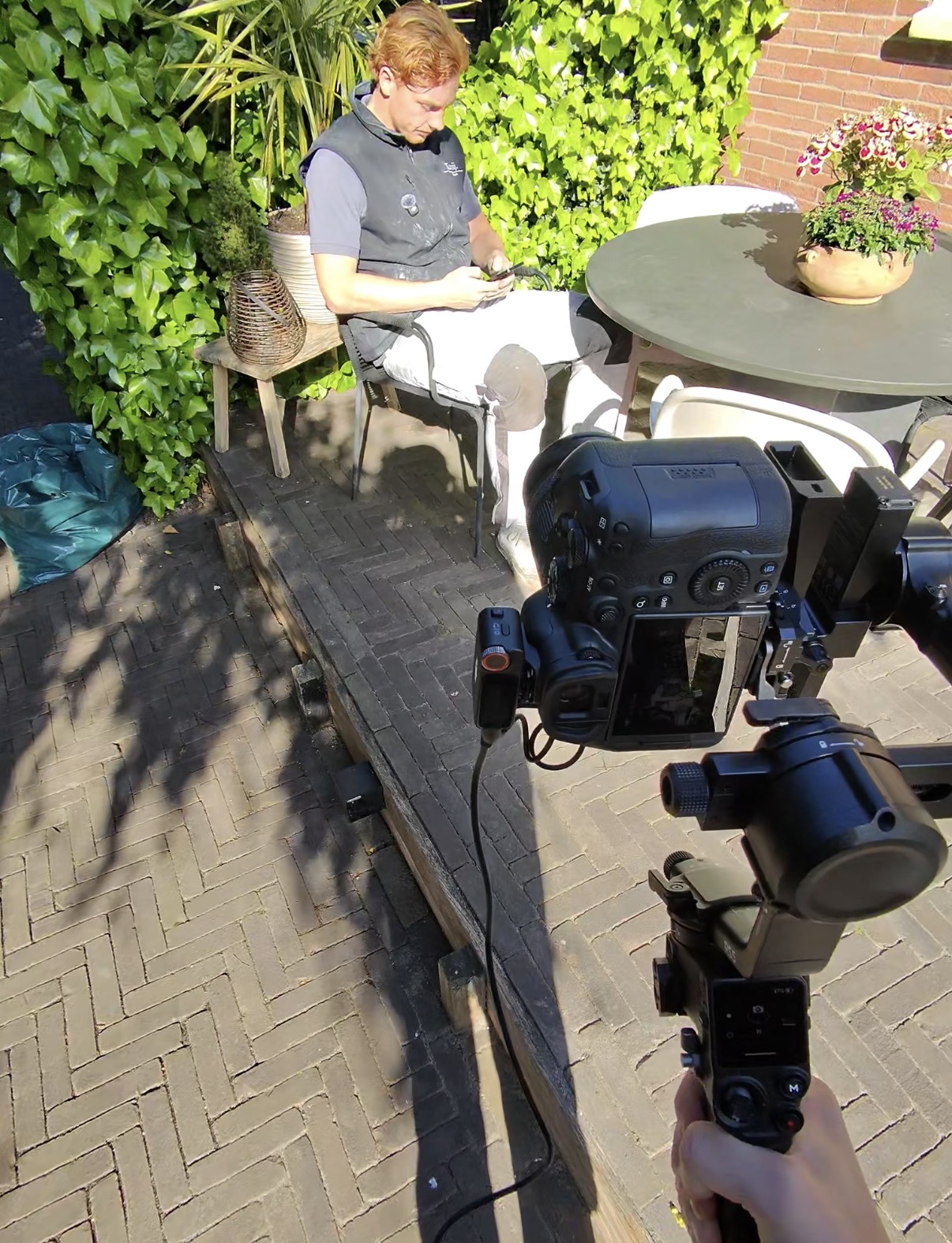 Filmen in de tuin bij Kooij Onderhoud