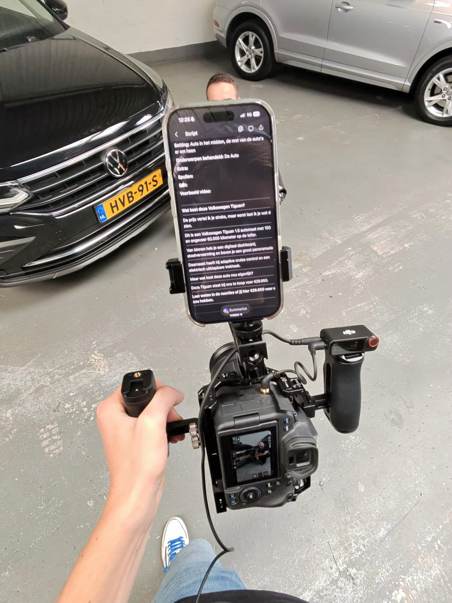 Script en camera tijdens een draaidag bij Elco Auto's