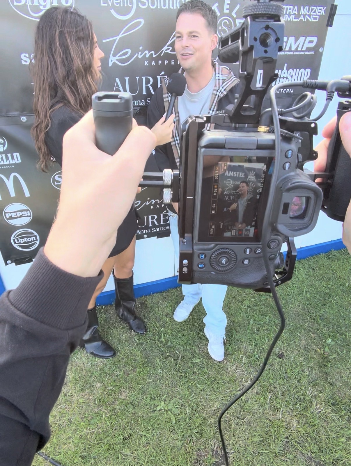 Interview met een artiest voor de sponsorwand